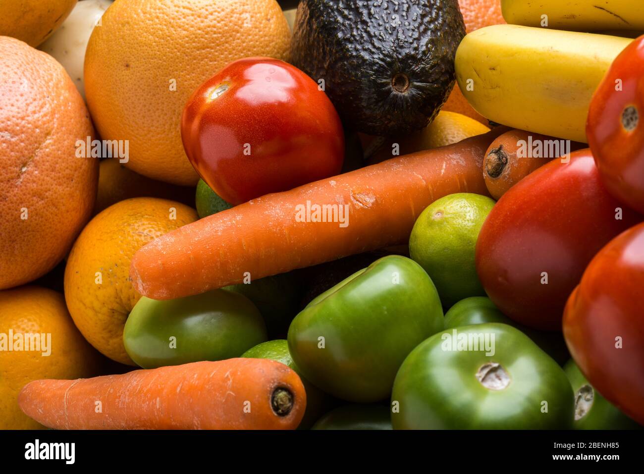 Vista dall'alto, frutta fresca e verdura biologica sul piano del tavolo Foto Stock