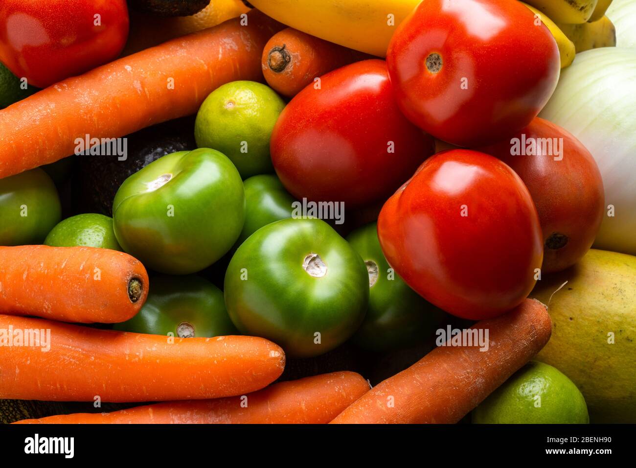 Vista dall'alto, frutta fresca e verdura biologica sul piano del tavolo Foto Stock