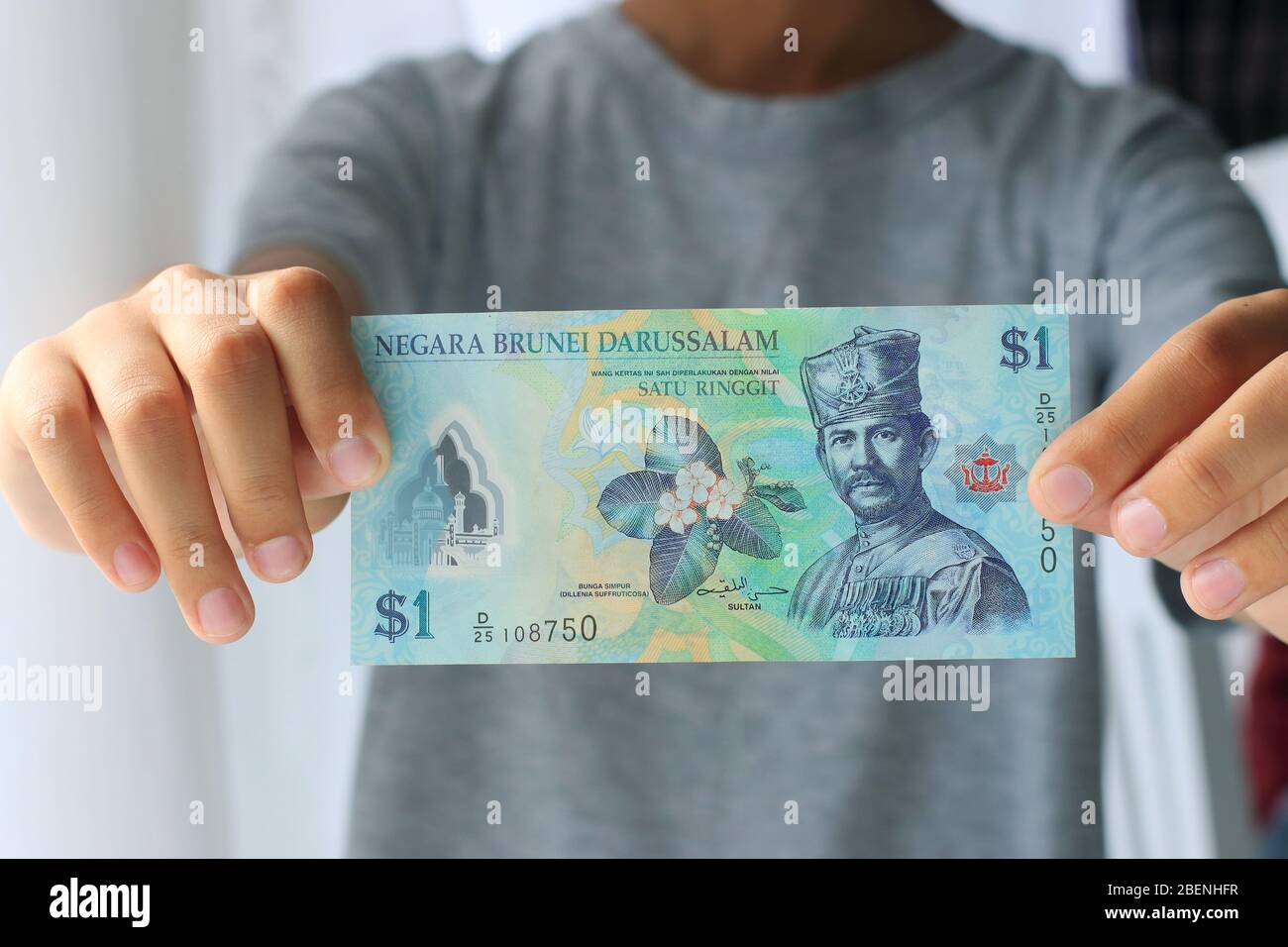 B 1.00 dollari, una valuta del Brunei su sfondo bianco Foto Stock
