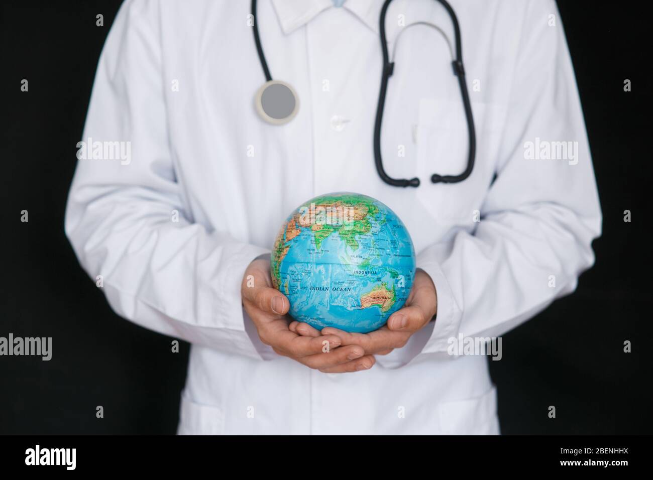 Un medico con uno stetoscopio auscultates la respirazione dei polmoni del pianeta Terra - polmonite e coronavirus negli Stati Uniti - diagnostica medica Foto Stock