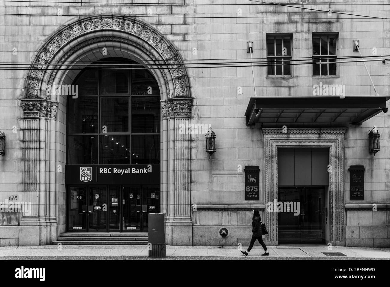 VANCOUVER, CANADA - 2 FEBBRAIO 2020: Edificio bianco e nero RBC Royal Bank fascia in centro. Foto Stock