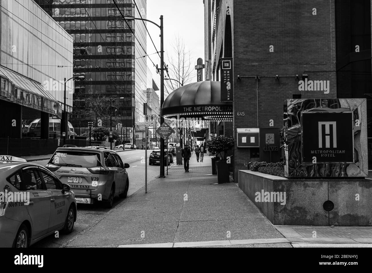 VANCOUVER, CANADA - 2 FEBBRAIO 2020: Taxi auto vicino hotel metropolitano nel centro città. Foto Stock