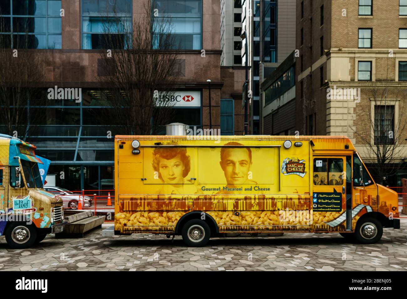 VANCOUVER, CANADA - 2 FEBBRAIO 2020: Food Truck vicino galleria d'arte duting Dine out festival. Foto Stock