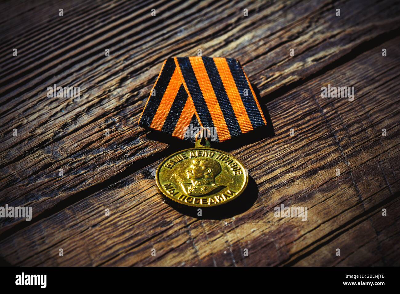 Medaglia "per la vittoria sulla Germania nella Grande Guerra Patriottica 1941–1945" su sfondo ligneo. Premio militare della seconda guerra mondiale dell'URSS, profilo di Joseph Stalin nel Foto Stock