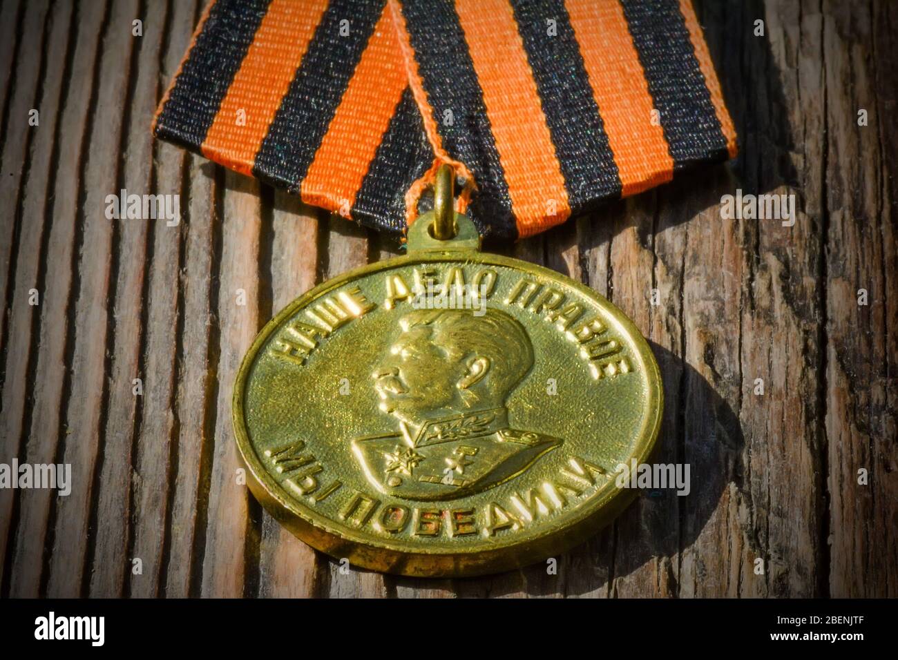 Medaglia "per la vittoria sulla Germania nella Grande Guerra Patriottica 1941–1945" su sfondo ligneo. Premio militare della seconda guerra mondiale dell'URSS, profilo di Joseph Stalin nel Foto Stock