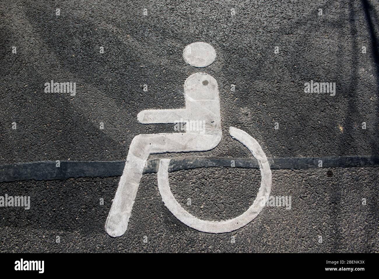 RIGA, LETTONIA. 4 aprile 2019. Cartello - Parcheggio per disabili , persone su sedia a rotelle. Foto Stock