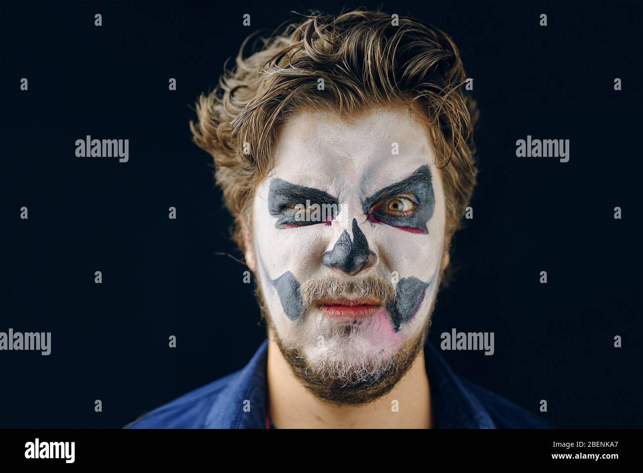 Uomo di make-up del giorno della morte su Halloween, cattivo sguardo sospetto. Spazio copia Foto Stock