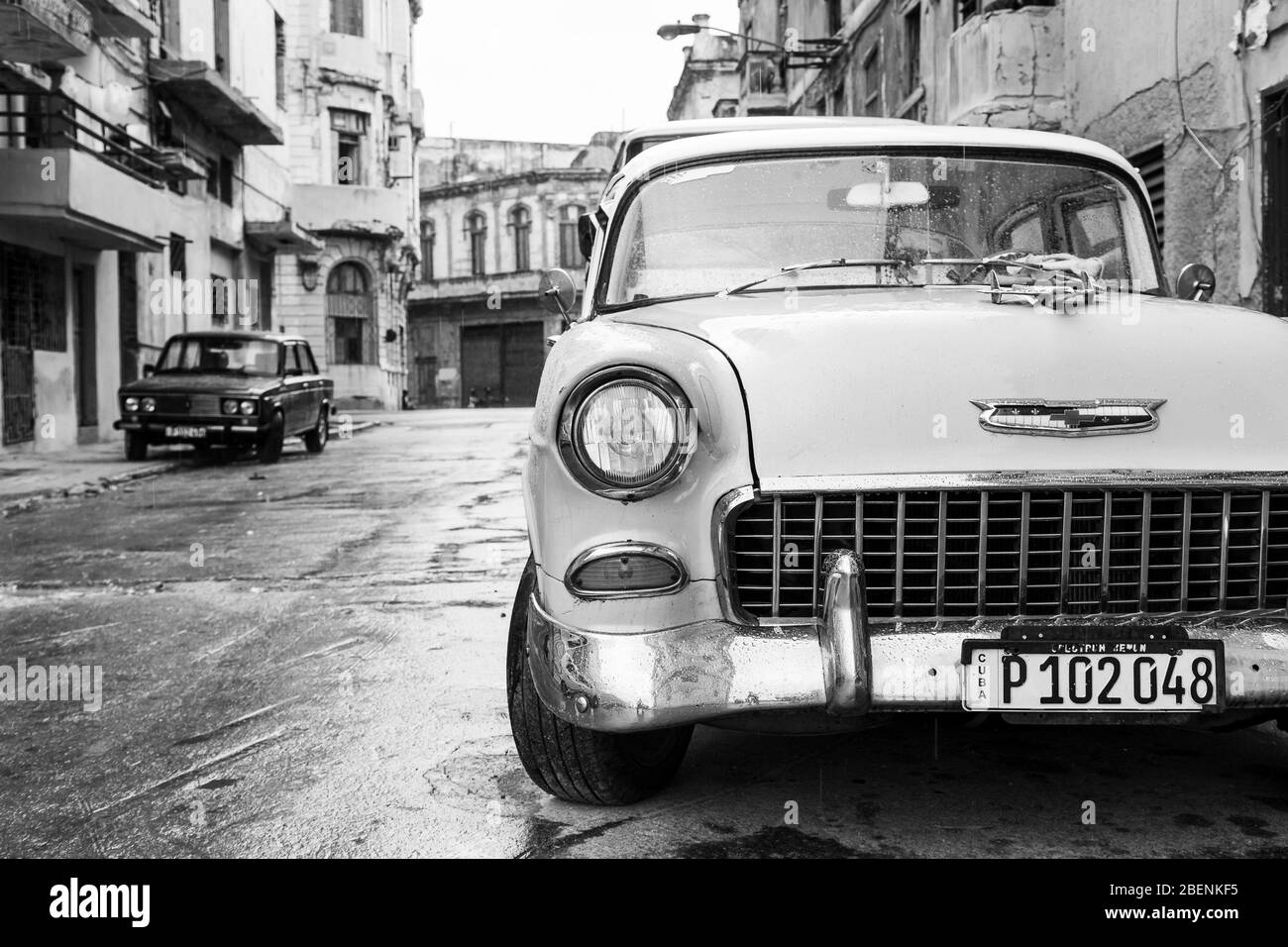 L'auto d'epoca di colore blu cielo (importata dagli americani negli anni '50) visto parcheggiato sul lato di una tipica strada a Centro Havana, Cuba in Foto Stock