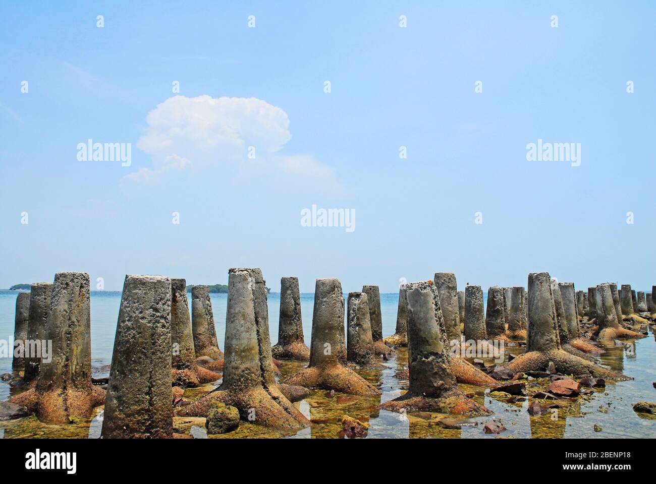 L'interruttore delle onde si blocca sul mare nella baia di Jakarta Foto Stock