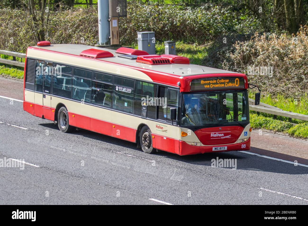 Halton Transport 2019 Scania N Series in pullman rosso bianco; National Express è un operatore interurbano e interregionale in pullman che viaggia sulla M6 Motorway, Regno Unito Foto Stock
