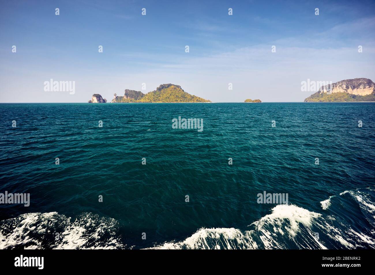 Crociera nei pressi delle isole tropicali a giornata soleggiata nel mare delle Andamane, Thailandia Foto Stock