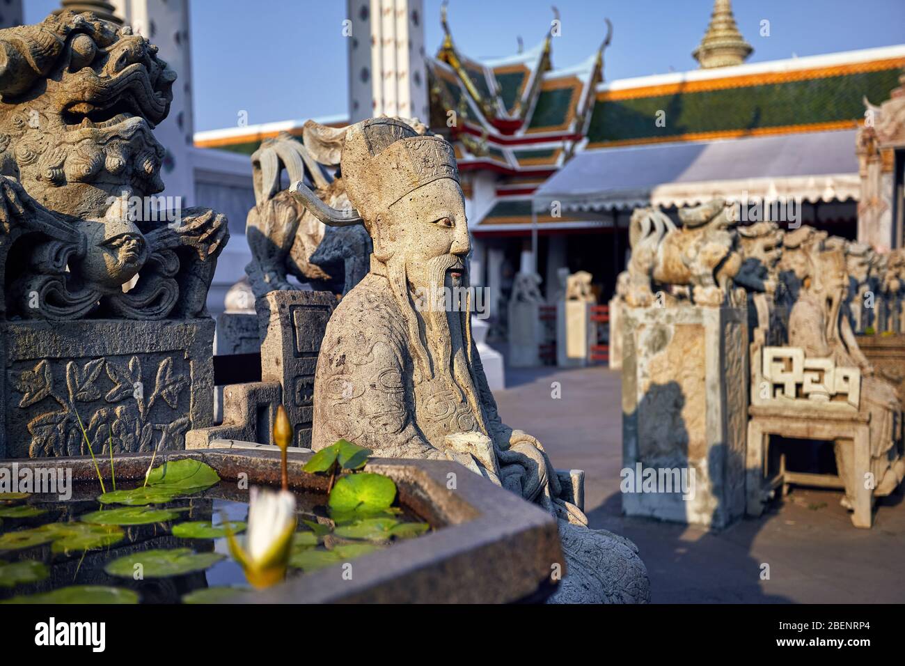 Statua di Pietra di Monaco nel tempio buddista Wat Arun a Bangkok, in Thailandia Foto Stock