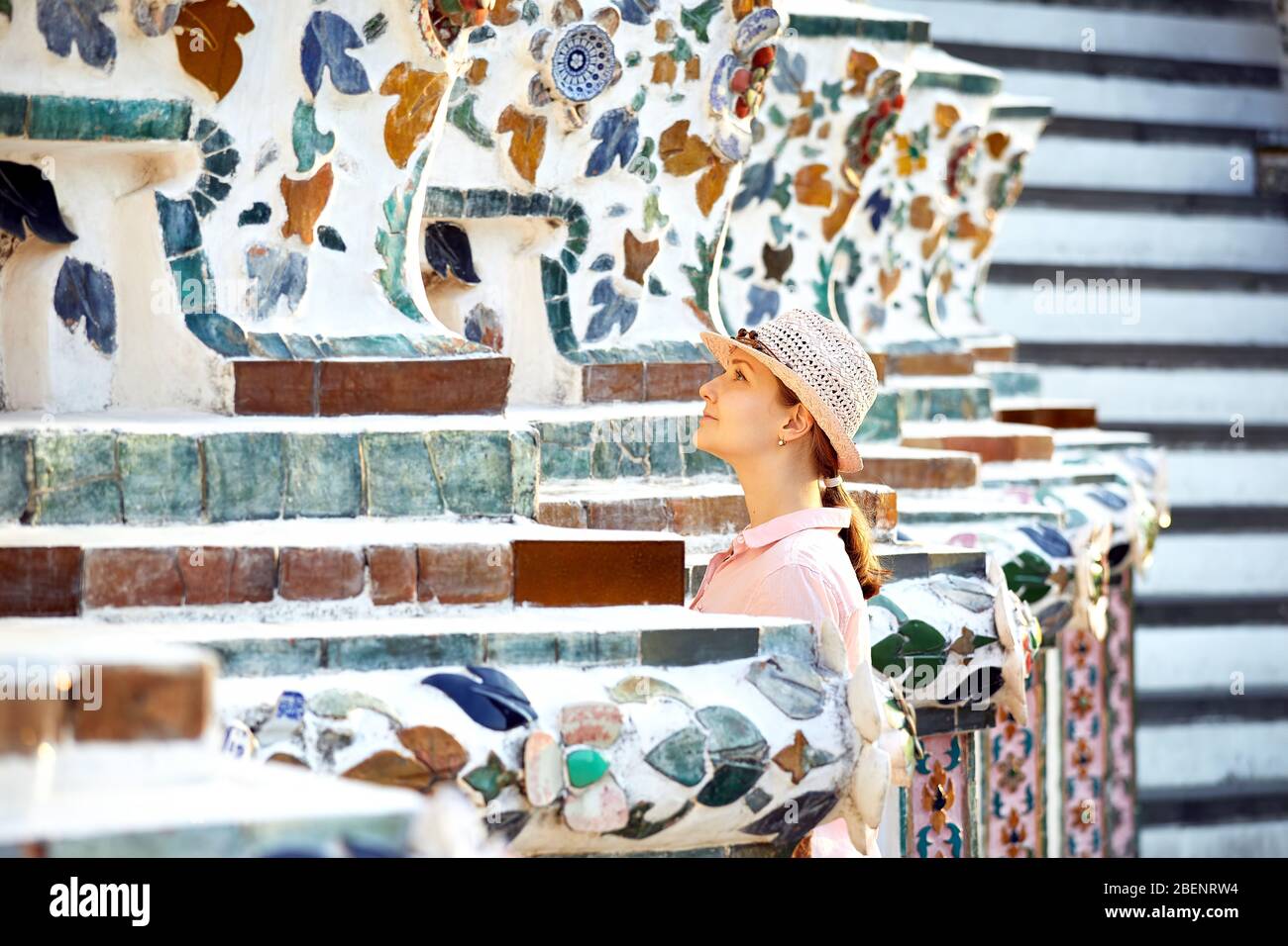 Bella donna turistica nel cappello e maglia rosa vicino al Wat Arun tempio a Bangkok, in Thailandia Foto Stock