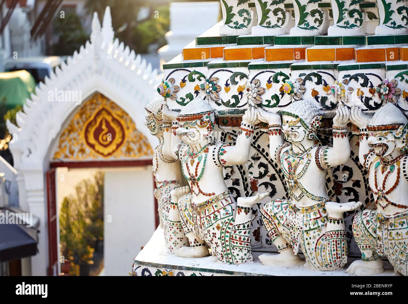 Statua di Pietra di creature mitologiche del tempio Buddista Wat Arun a Bangkok, in Thailandia Foto Stock