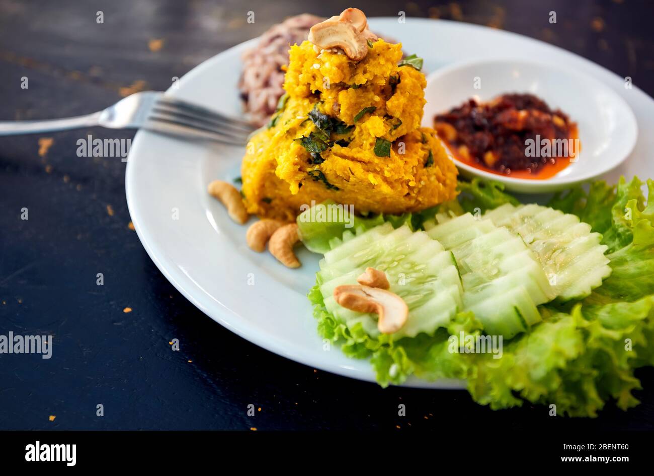 Thai Pumpkin hummus con insalata in ristorante vegano a Bangkok Foto Stock