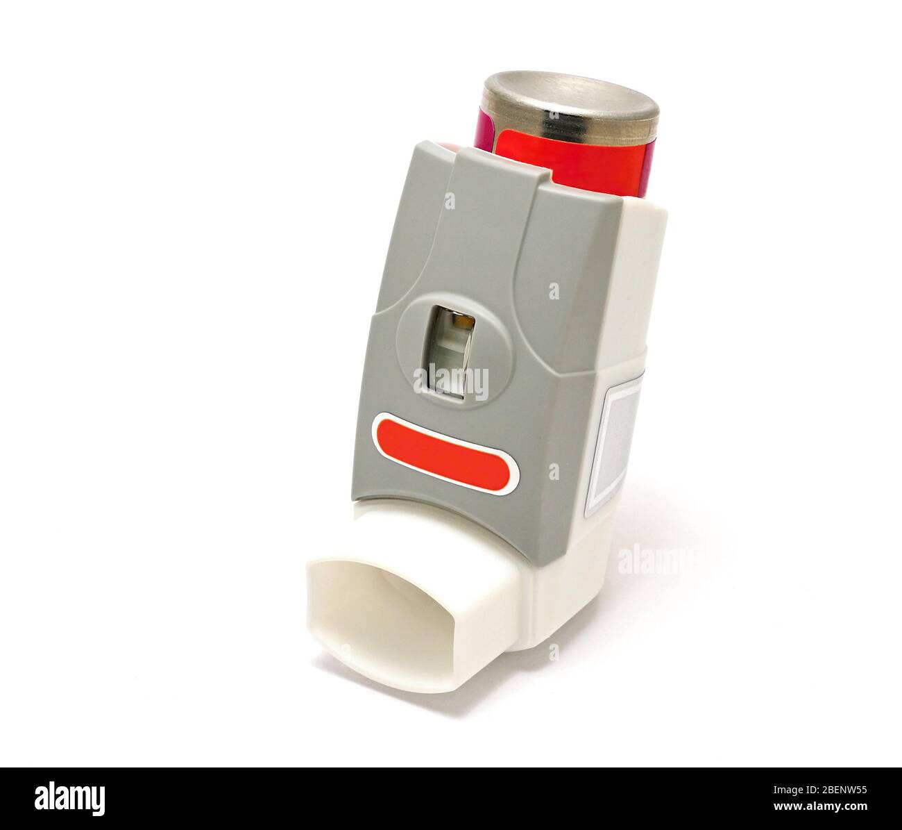 Inalatore per asma medicinale su sfondo bianco. Foto Stock