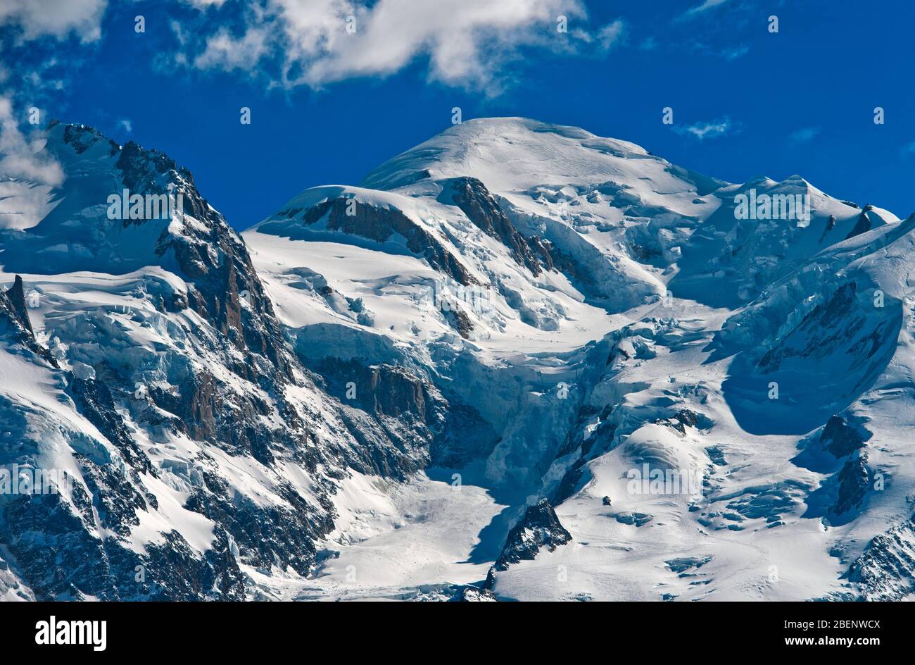 Monte Bianco che si erge sopra il ghiacciaio dei Bossons, Chamonix, alta Savoia, Francia Foto Stock