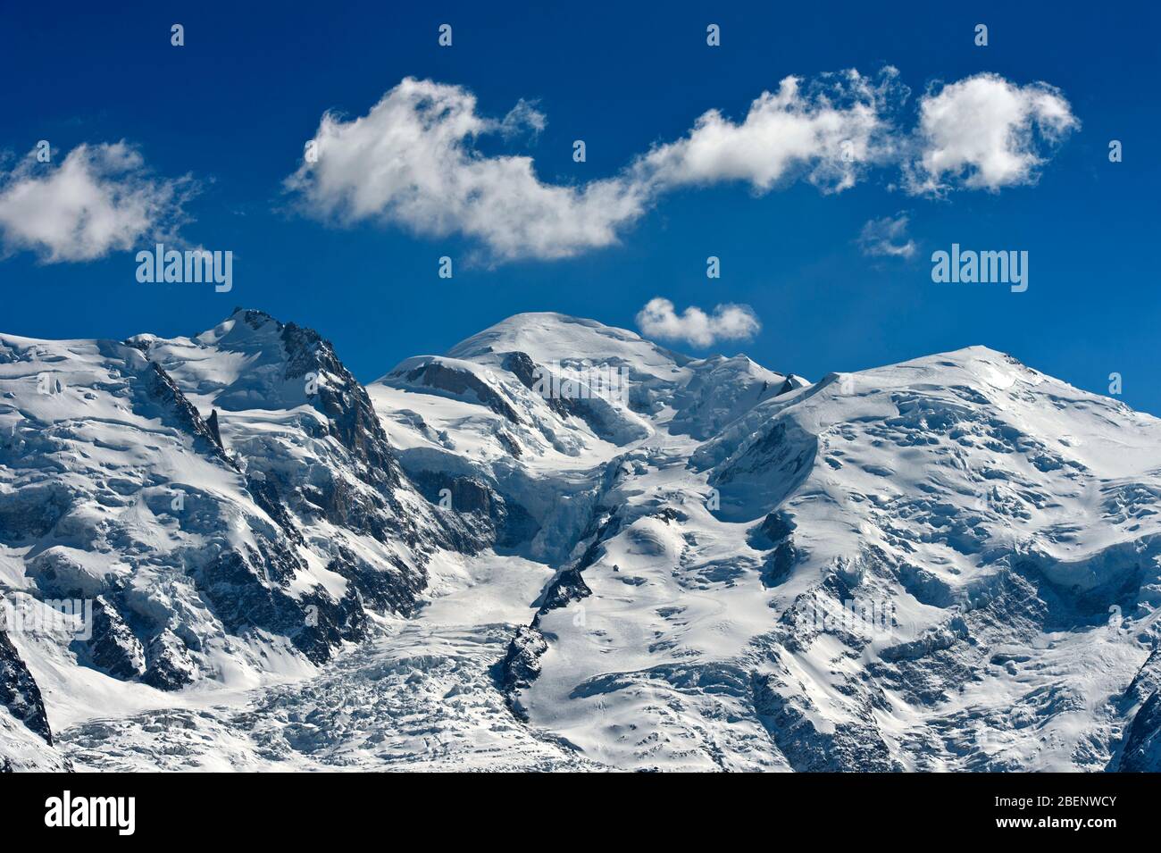 Monte Bianco che si erge sopra il ghiacciaio dei Bossons, Chamonix, alta Savoia, Francia Foto Stock