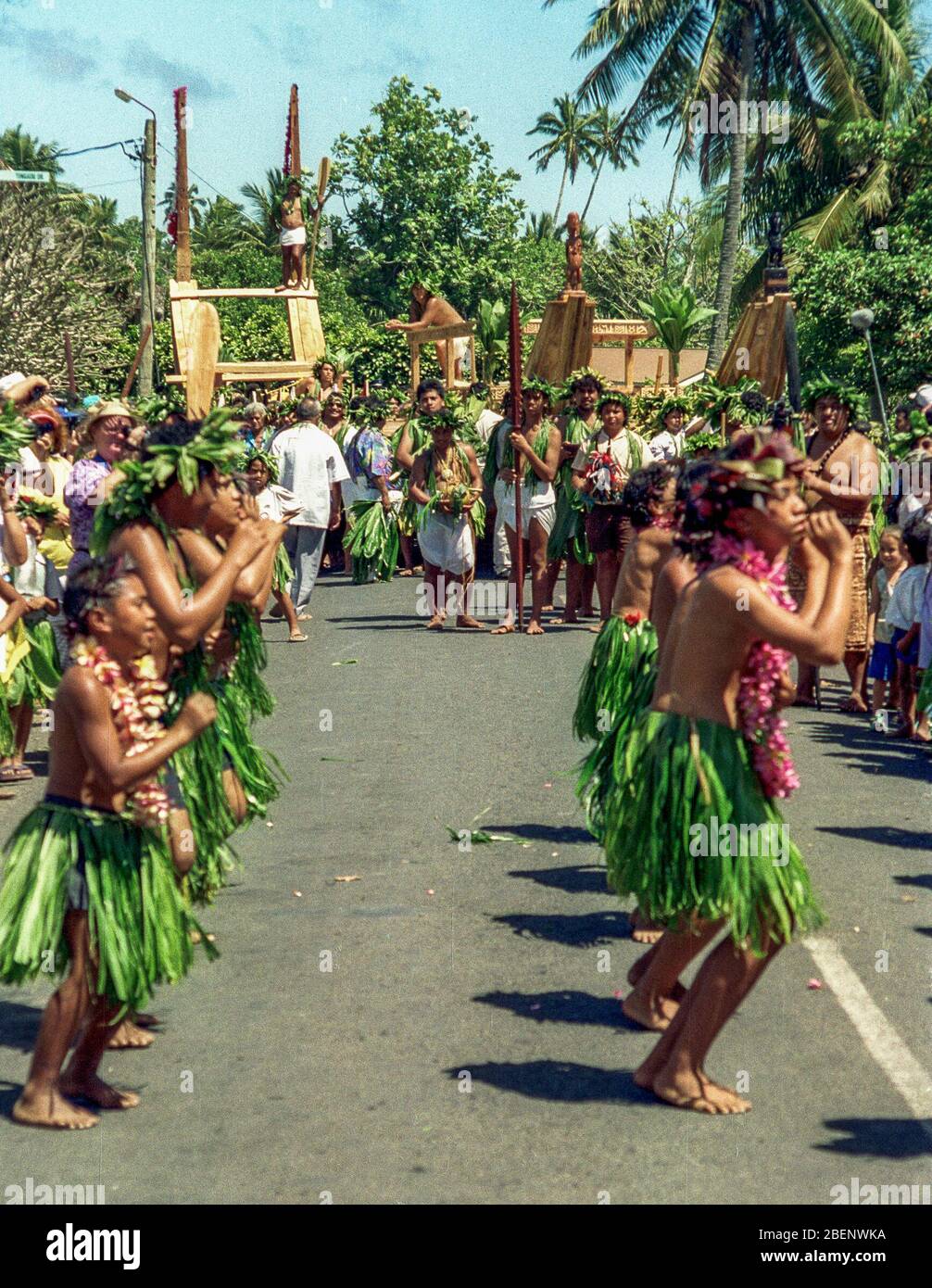 I ballerini polinesiani celebrano il lancio di una tradizionale canoa vaka o oceanica, in preparazione al Festival delle Arti del Pacifico del 1992, organizzato a Rarotonga, Isole Cook Foto Stock