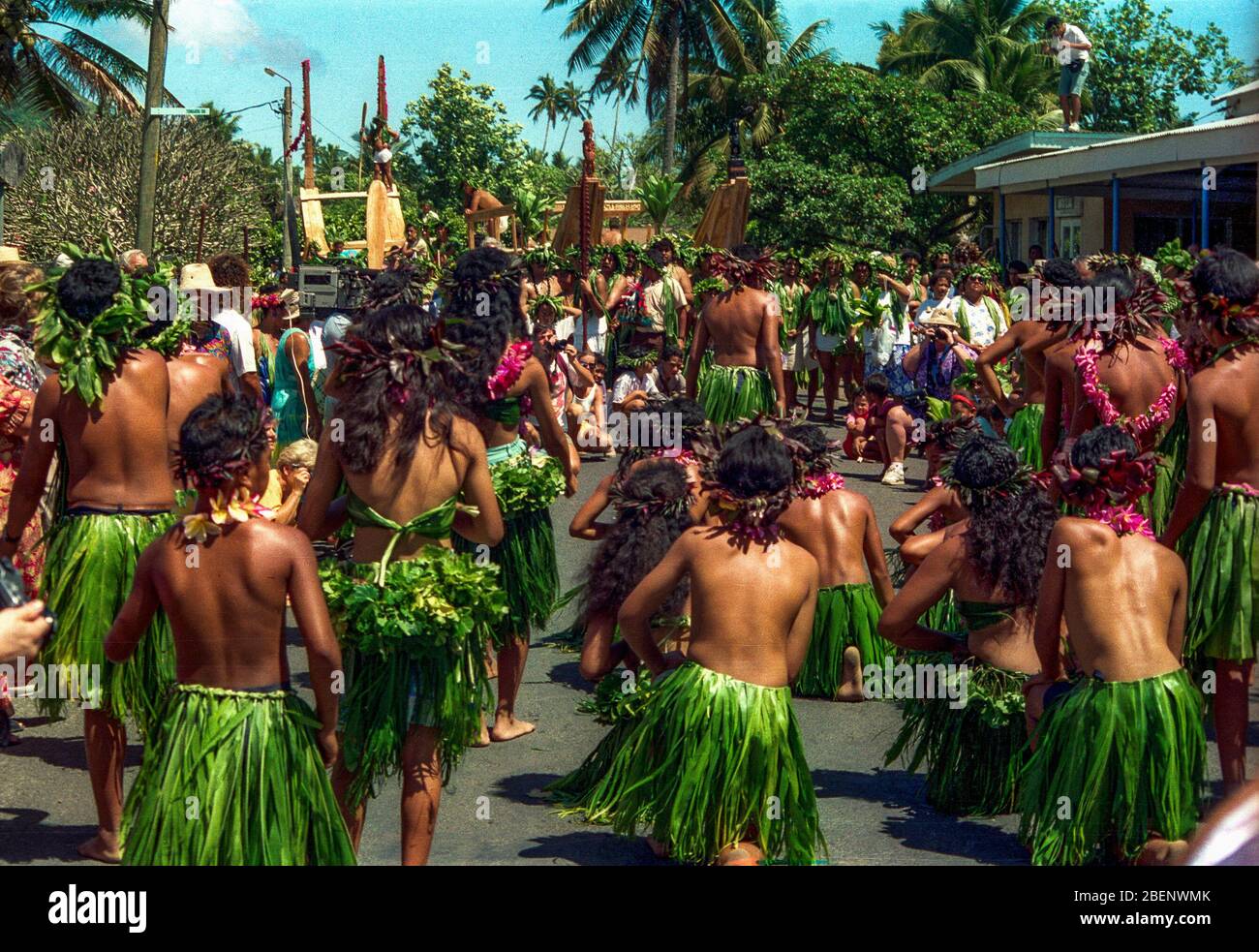 I ballerini polinesiani celebrano il lancio di una tradizionale vaka a doppio scafo o di una canoa oceanica, in preparazione al Festival delle Arti del Pacifico del 1992, organizzato a Rarotonga, Isole Cook Foto Stock
