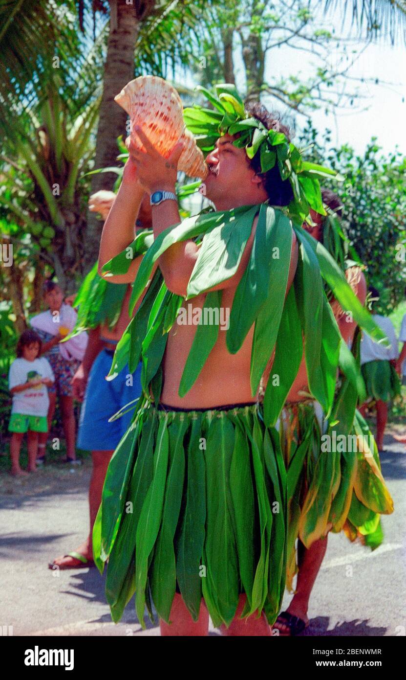 Un capo polinesiano soffia una conca al lancio cerimoniale di una tradizionale canoa vaka o oceanica, in preparazione al Festival delle Arti del Pacifico del 1992, organizzato a Rarotonga, Isole Cook Foto Stock