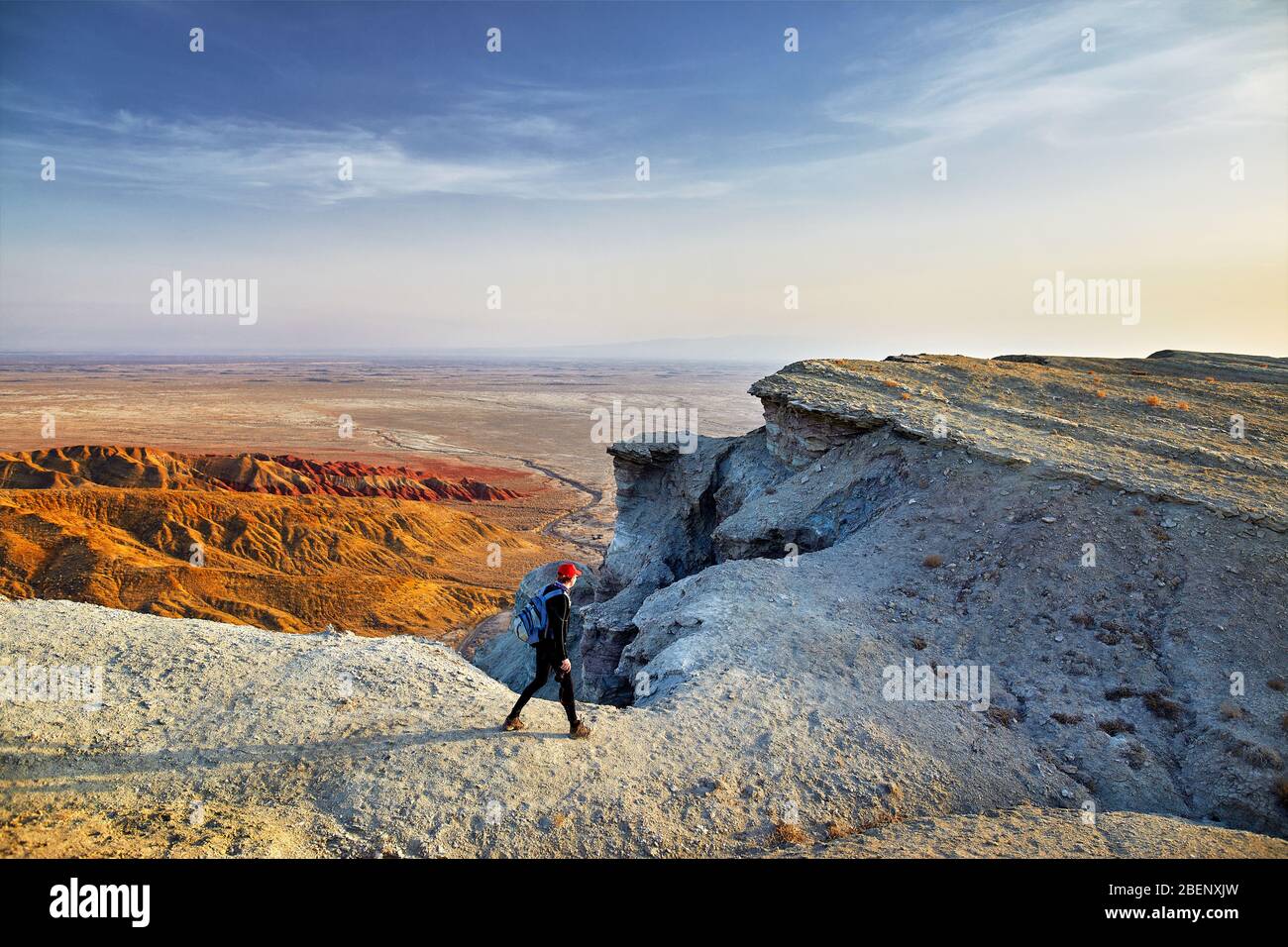Passeggiate turistiche presso il surreale White Mountains nel parco deserto Altyn Emel in Kazakistan Foto Stock