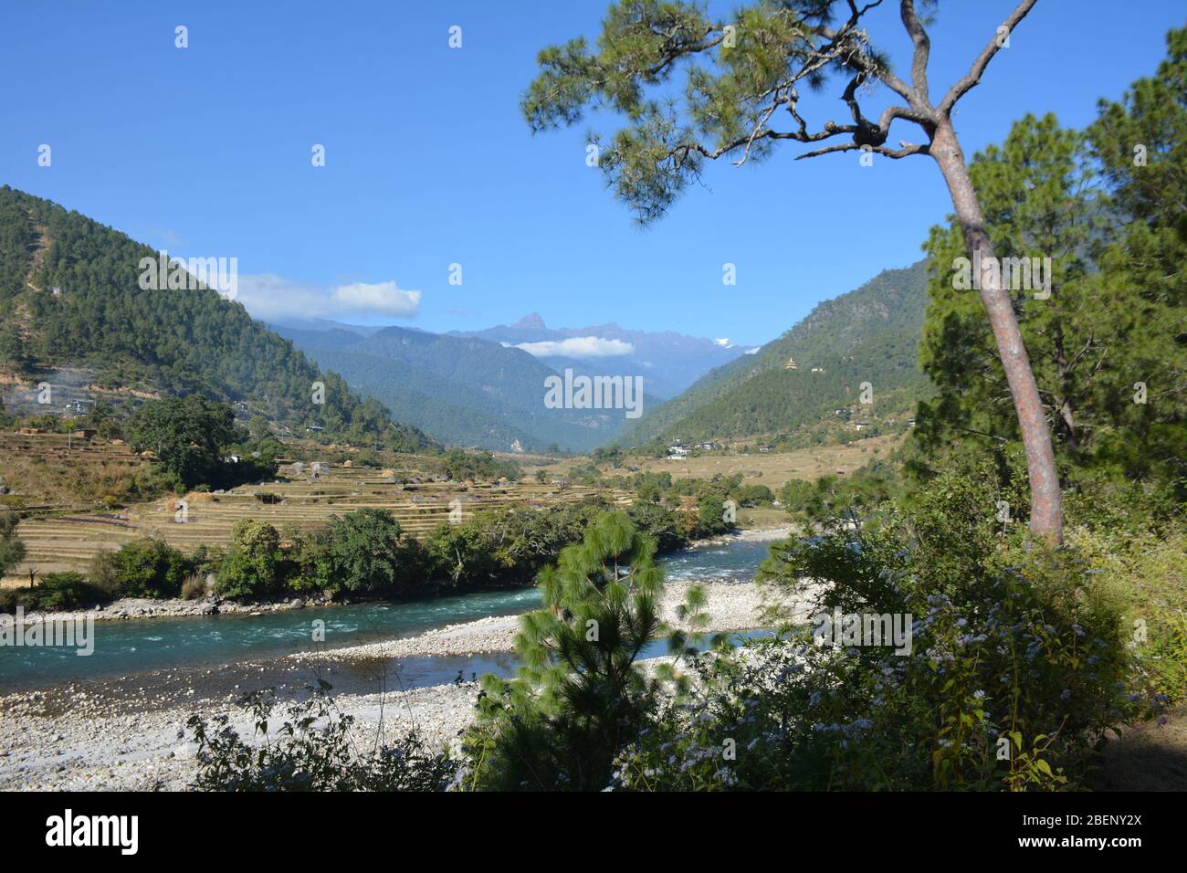 Fiume e paesaggio valle su un'escursione a nord di Punakha, Bhutan Foto Stock