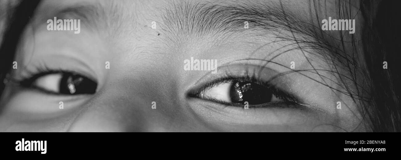 Occhio della giovane ragazza asiatica. Bianco e nero Foto Stock