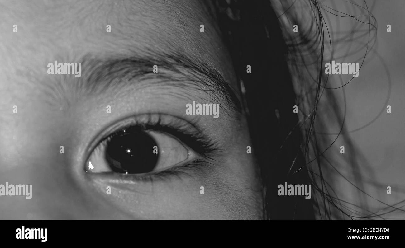 Occhio della giovane ragazza asiatica. Bianco e nero Foto Stock