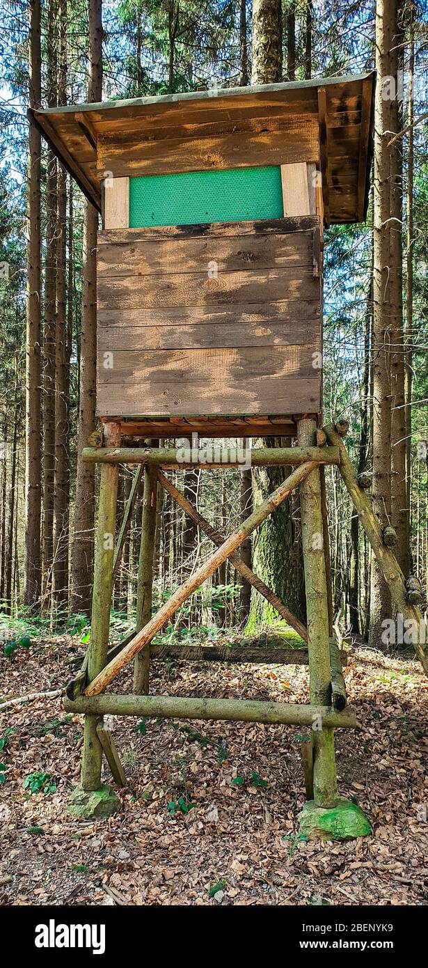 Un pulpito di caccia in legno tipico della foresta baveriana Foto Stock