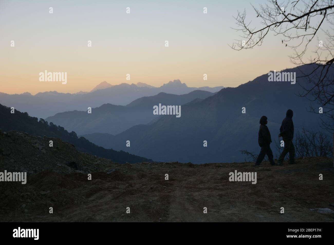 Tramonto sulle montagne vicino al Passo di Pele la vicino a Gangtey, Bhutan. Foto Stock