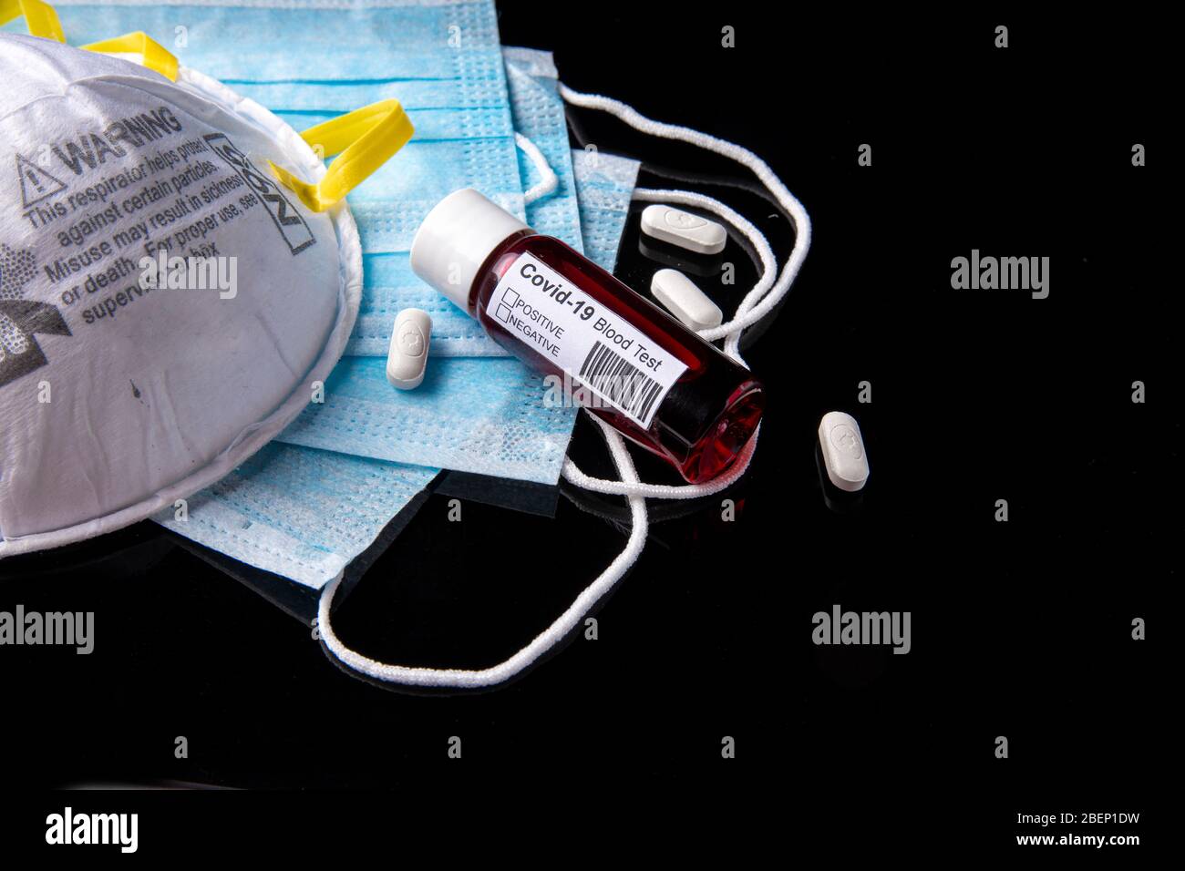 Concetto di Coronavirus o Covid-19 pandemic da usare come sfondo con colore nero e provetta per analisi del sangue, stetoscopio, maschera facciale, medicina per pillole Foto Stock