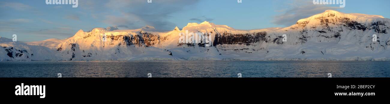 Penisola di Parker, Anvers Island, Antartide dallo stretto di Gerlache, vicino al canale Neumayer Foto Stock