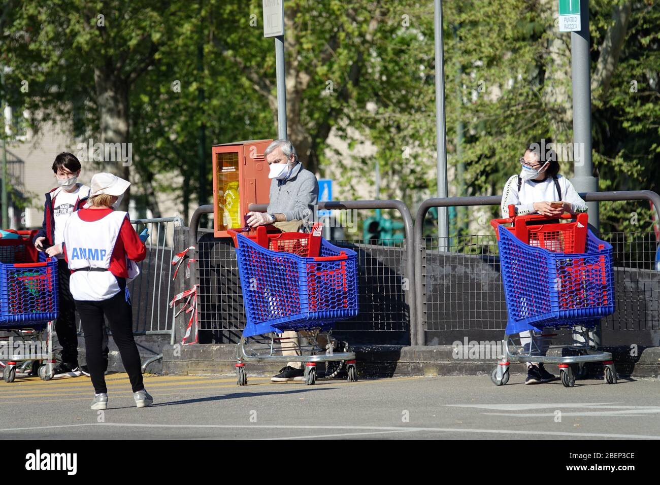 Effetti pandemici coronavirus: Lunga coda per entrare nel supermercato per lo shopping. Milano, Italia - Aprile 2020 Foto Stock