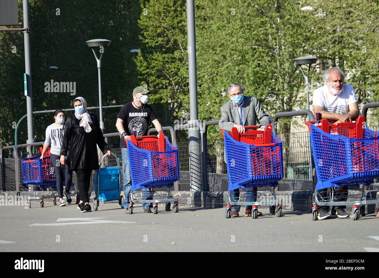 Effetti pandemici coronavirus: Lunga coda per entrare nel supermercato per lo shopping. Milano, Italia - Aprile 2020 Foto Stock