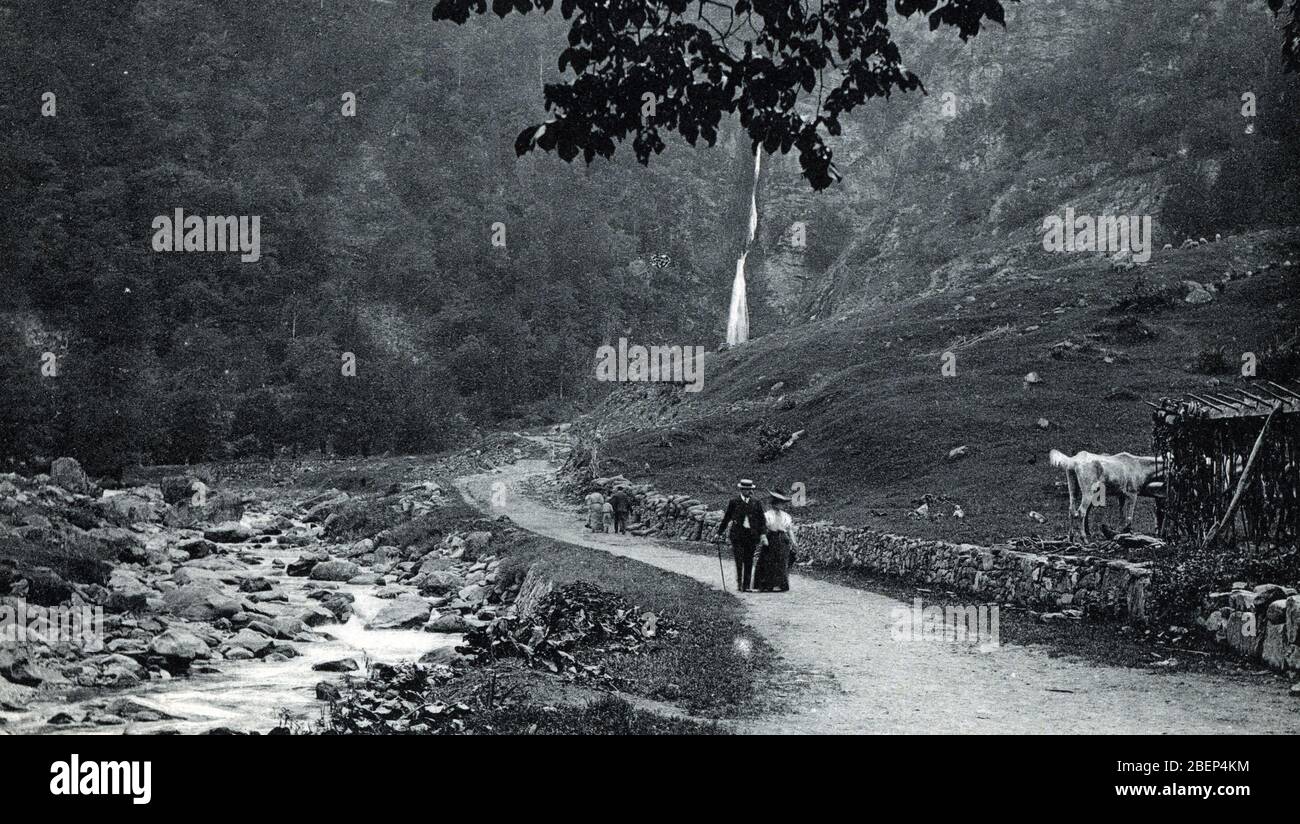 Vue d'un Couple de promeneurs dans la vallee de Luchon dans les Pyrenees Haute Garonne carte postale vers 1904 Collection privee Foto Stock
