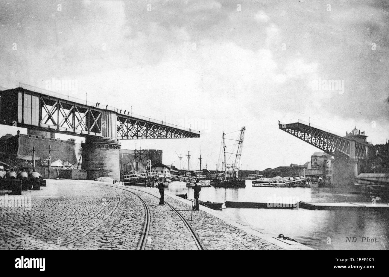 Vue du port militaire de Brest, le pont tournant, Finistere, Bretagne carte postale 1915 Collection privee Foto Stock