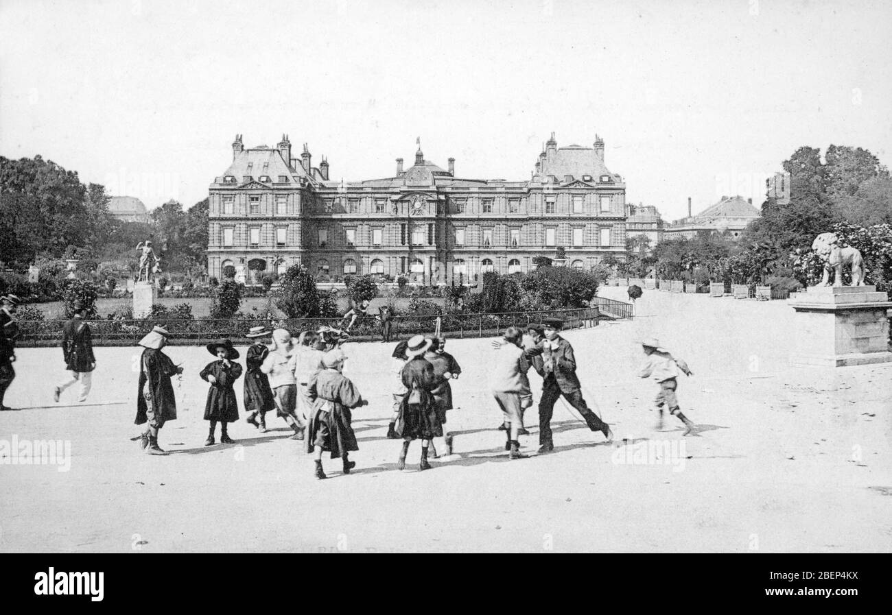 Enfants jouant au jardin du Luxembourg, pres du palais du senat, Paris carte postale 1905 environ Foto Stock