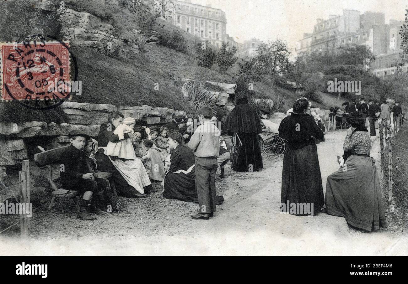 Reunion de nourries dans le Square saint Pierre a Montmartre, 1906 (Nannies nei giardini di saint Pierre, a Montmartre) cartolina Collezione privata Â Foto Stock
