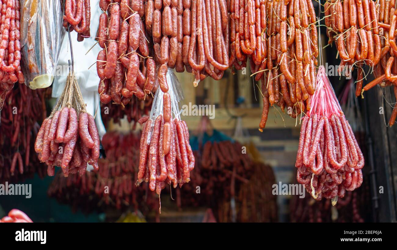 Molti tipi di salsicce secche appese su un macellaio nel sud-est asiatico Foto Stock