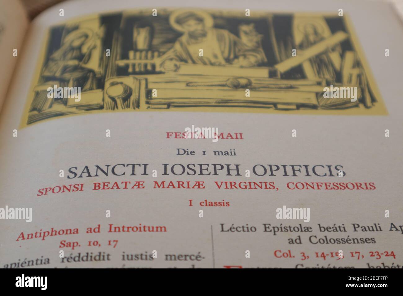 Pagina in latino della festa di San Giuseppe operaio in un Messale per la Messa Tridentina Foto Stock