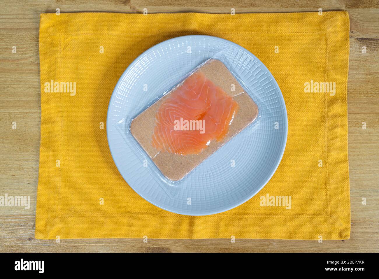 una porzione di salmone affumicato confezionato in un sacchetto di plastica Foto Stock