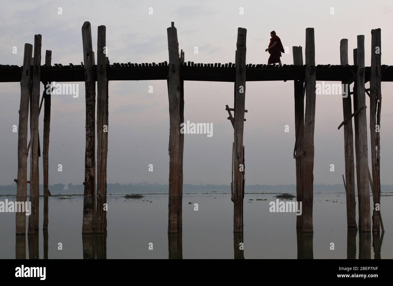 Primo piano del ponte pedonale in legno di teak più lungo del mondo: U Bein-bridge con una persona irriconoscibile, Mandalay, Myanmar Foto Stock