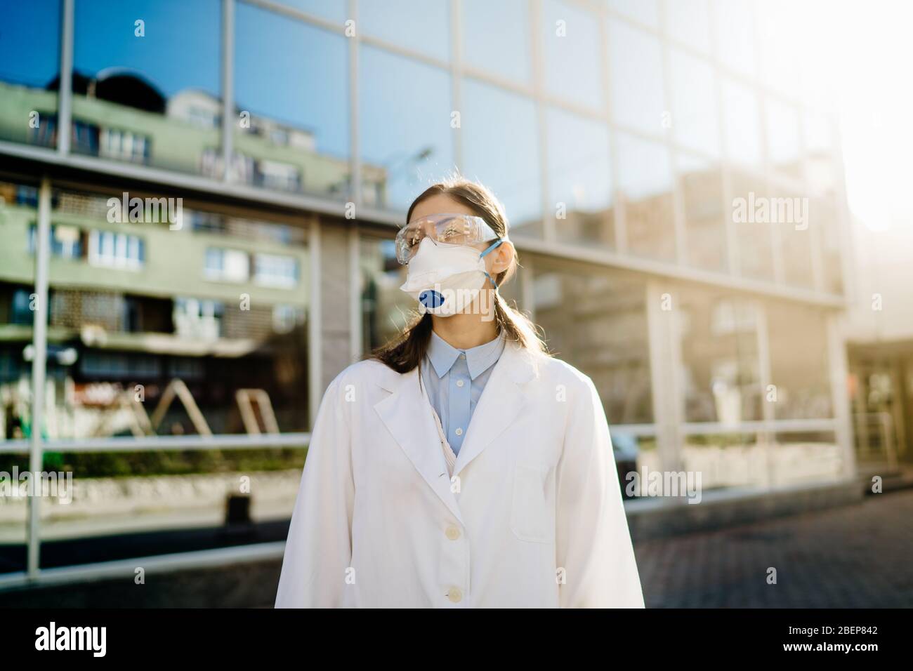 Immunologo di infezione virale di fronte al laboratorio di diagnostica molecolare.Coronavirus Covid-19 test.Stato mentale di medico professionista.medico preparazione Foto Stock