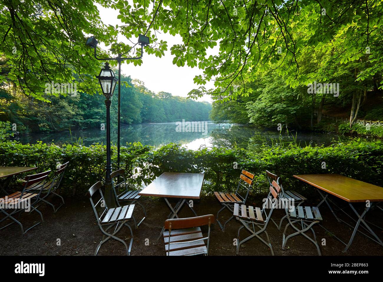 Il ristorante all'aperto vuoto Old Mill, alte Muehle, parte del santuario naturale Hainesch Iland. È uno dei 35 santuari della natura nel Foto Stock