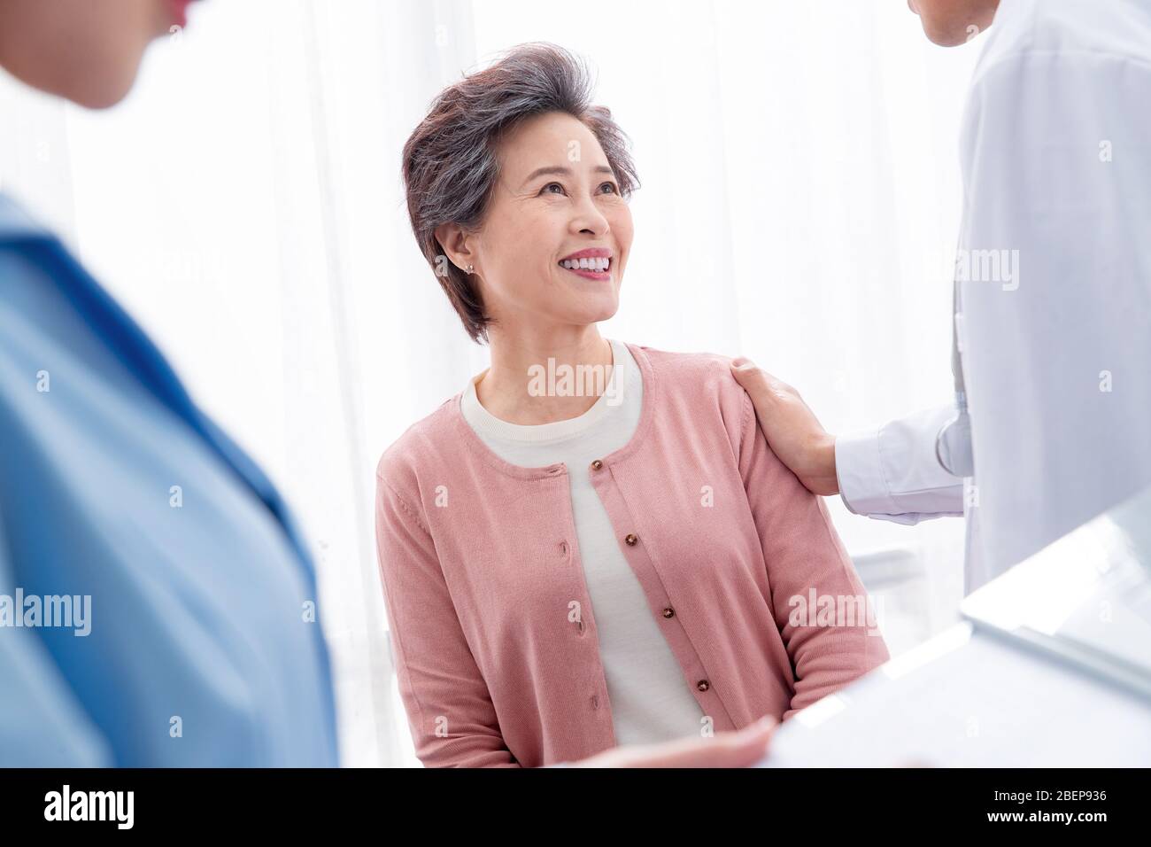 Il medico ha parlato con pazienti anziani Foto Stock