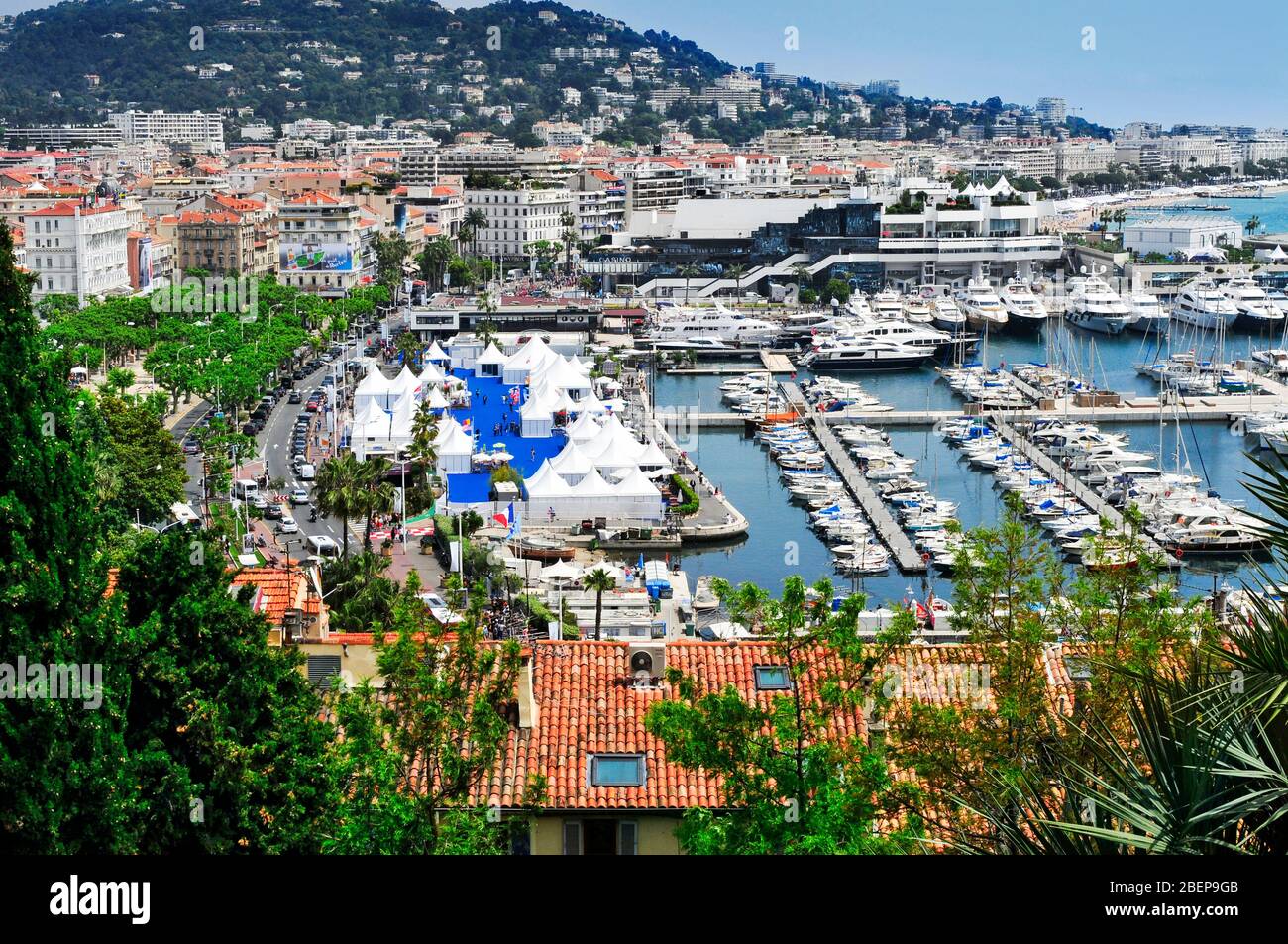 CANNES, FRANCIA - 14 MAGGIO: Veduta aerea del vecchio porto e del porto turistico, pieno di yacht di lusso, durante l'edizione 68 del Festival del Cinema di Cannes, il mese di maggio Foto Stock