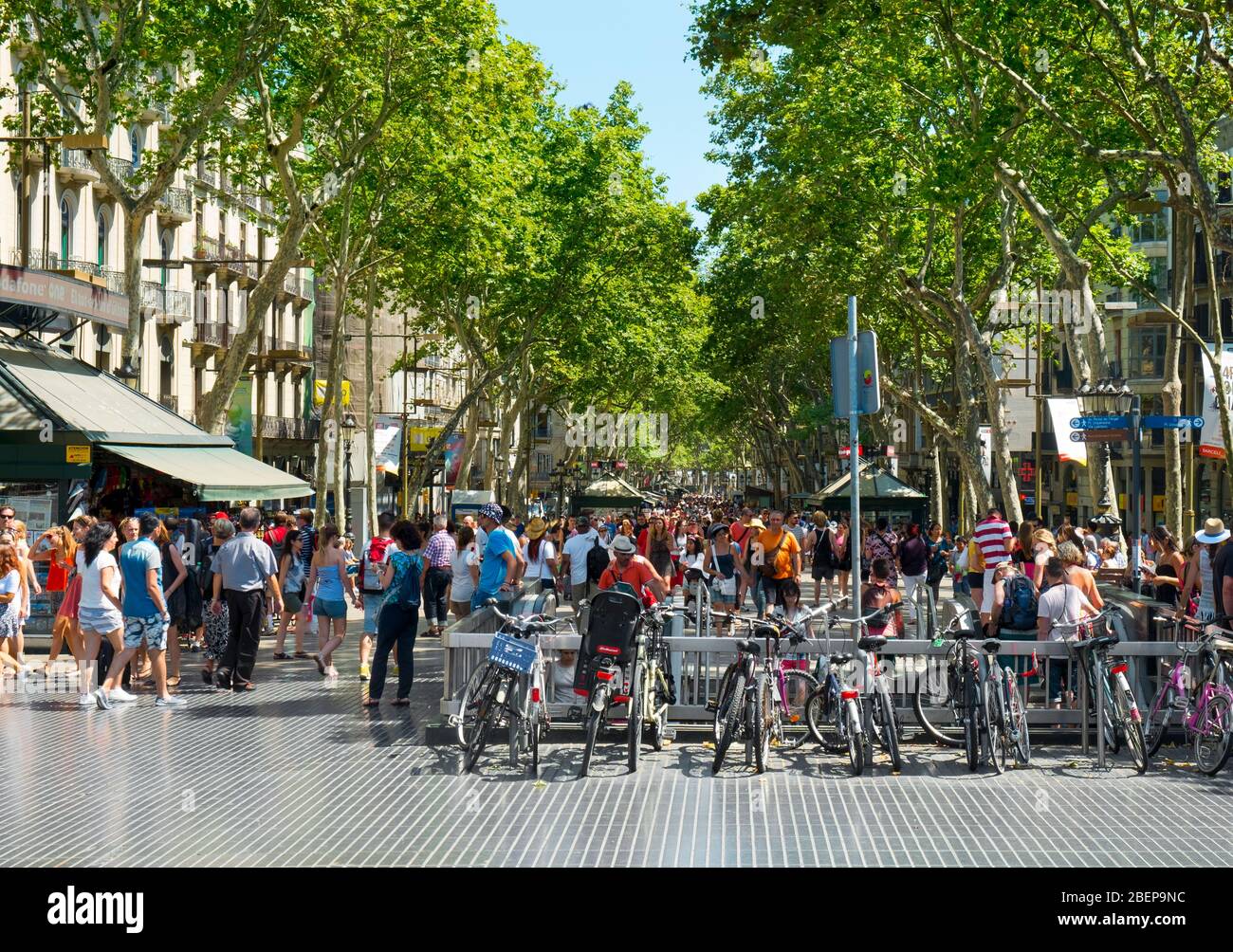 BARCELLONA, SPAGNA - 10 LUGLIO: Una folla a la Rambla il 10 luglio 2015 a Barcellona, Spagna. Migliaia di persone camminano ogni giorno da questo popolare centro commerciale pedonale Foto Stock