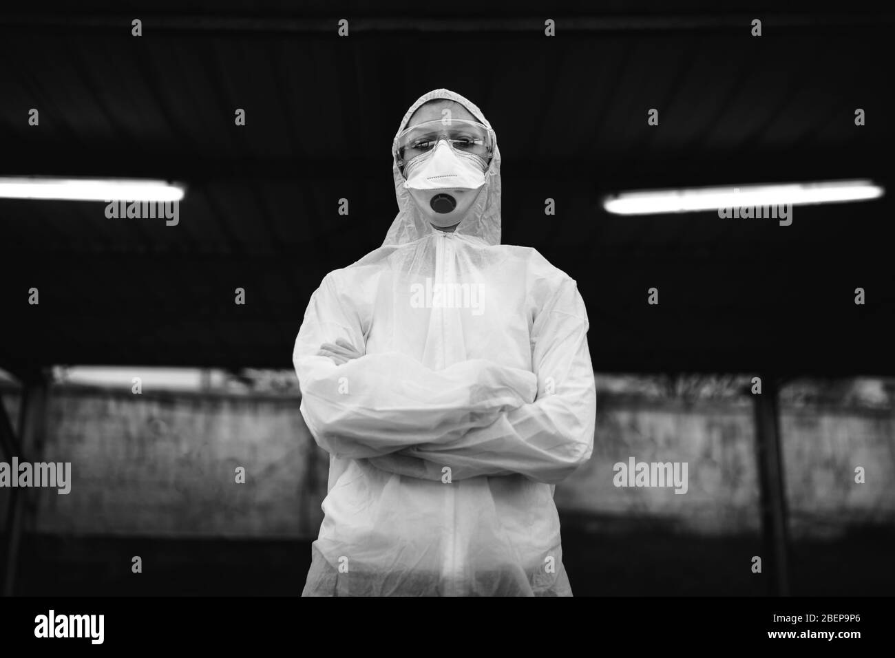 COVID-19 medico di coronavirus in suit.Infectious malattia pandemic medico worker.Female in uniforme su frontline, combattere l'epidemia virale Foto Stock