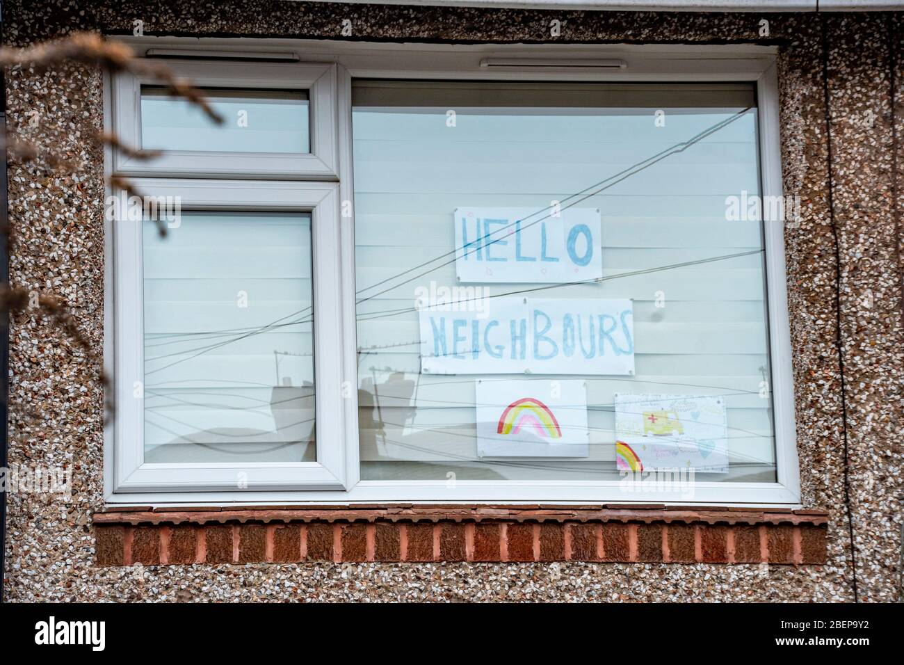 Sheffield UK – Aprile 09 2020: Ciao vicini! Il sostegno della comunità e un gioco con arcobaleni in finestre durante la pandemia di coronavirus Covid-19 alla FIS Foto Stock